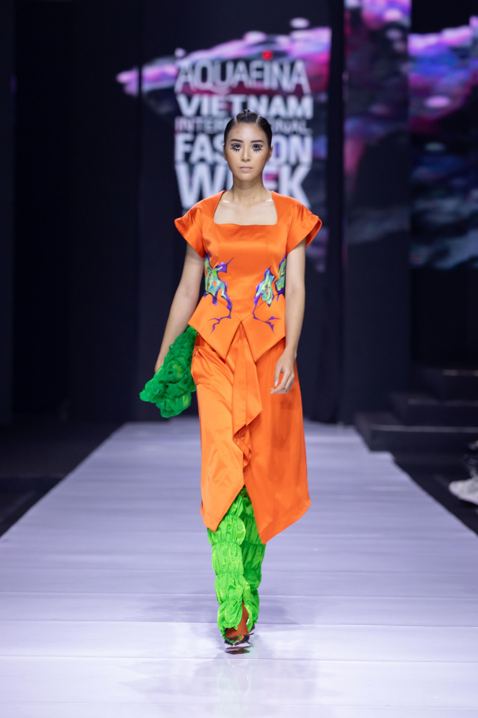  Các trang phục vừa tôn vinh vẻ đẹp của người phụ nữ, vừa truyền tải thông điệp ý nghĩa: Sau bao chông gai, mất mát con người sẽ tìm về với những giá trị nguyên bản để hồi sinh mạnh mẽ hơn. (Ảnh: CTV/Vietnam+)