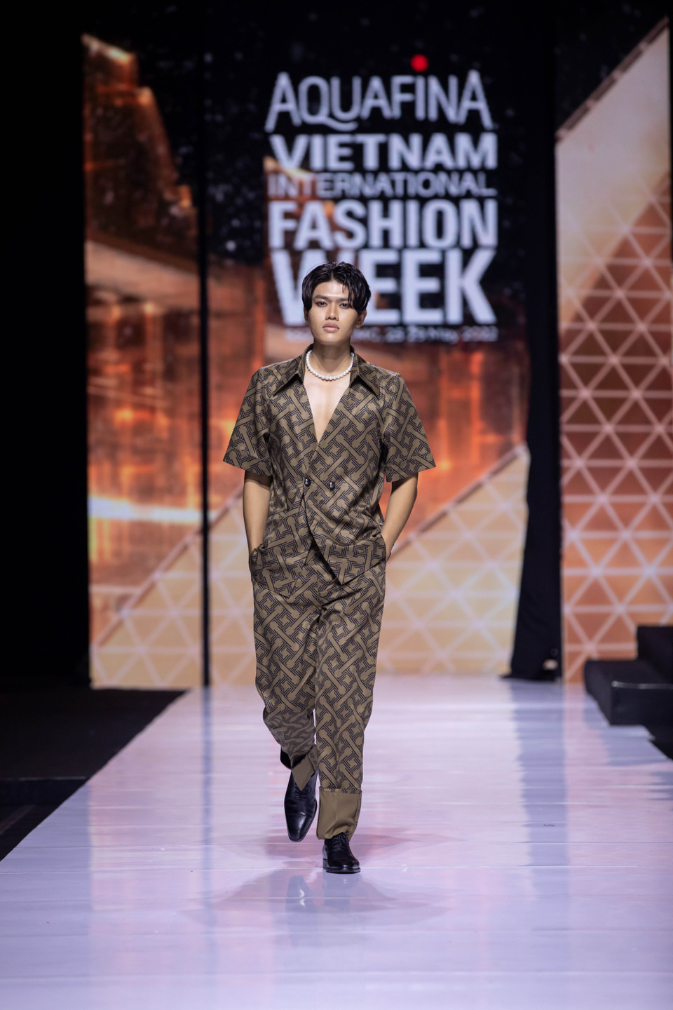 Thiết kế trong bộ sưu tập ‘Thị Mầu in Paris.’ (Ảnh: CTV/Vietnam+)