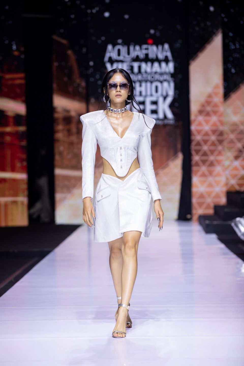 Với sự pha trộn giữa truyền thống và hiện đại, mạnh mẽ và nữ tính, Nguyễn Tiến Truyển đã cài cắm những nét đặc trưng trong trang phục truyền thống Bắc Bộ được chắt lọc tinh tế, sang trọng nhưng cũng không kém phần táo bạo với những tông màu trung tính. (Ảnh: CTV/Vietnam+)