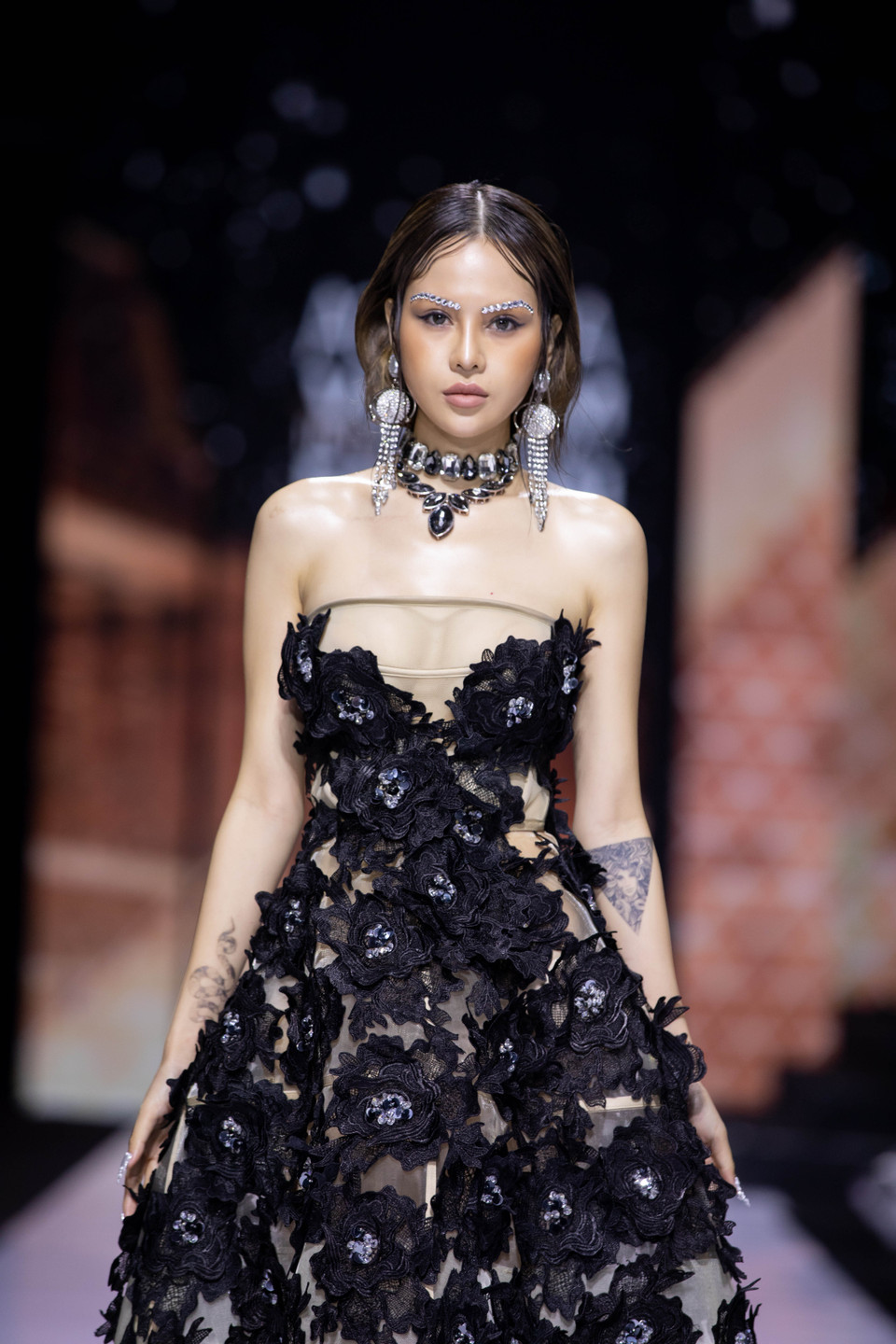 Thiết kế trong bộ sưu tập ‘Thị Mầu in Paris.’ (Ảnh: CTV/Vietnam+)