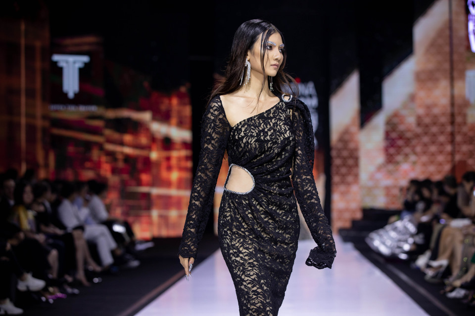 Thiết kế trong bộ sưu tập ‘Thị Mầu in Paris.’ (Ảnh: CTV/Vietnam+)