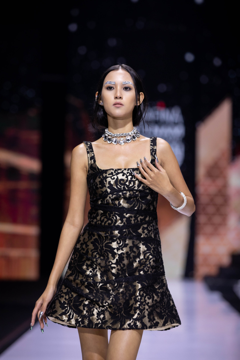 Thiết kế trong bộ sưu tập ‘Thị Mầu in Paris.’ (Ảnh: CTV/Vietnam+)