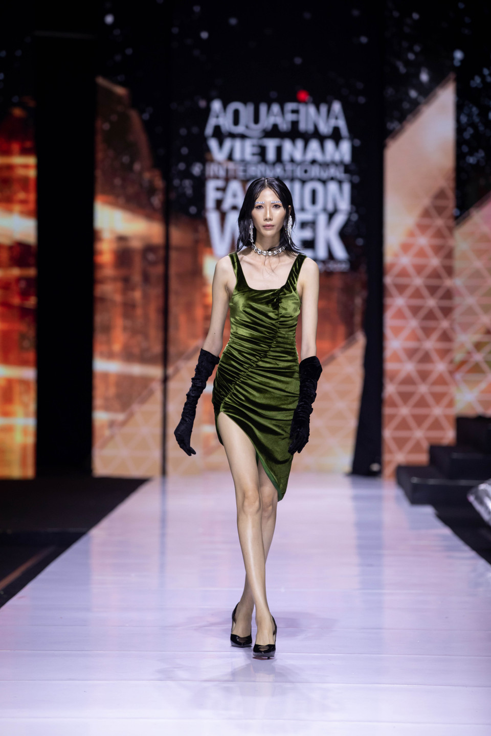 Thiết kế trong bộ sưu tập ‘Thị Mầu in Paris.’ (Ảnh: CTV/Vietnam+)