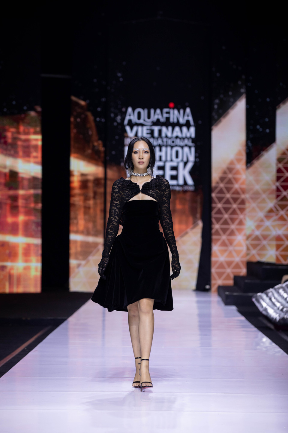 Bộ sưu tập ‘Thị Mầu in Paris’ của nhà thiết kế Nguyễn Tiến Truyển đã mang đến cái nhìn và diện mạo mới cho người phụ nữ cũng như những chất liệu thời trang mới mang tính bền vững và thân thiện với môi trường trong thời hiện đại mới. (Ảnh: CTV/Vietnam+)