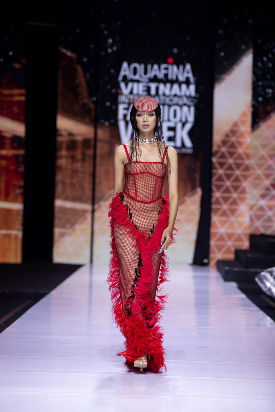 Thiết kế trong bộ sưu tập ‘Thị Mầu in Paris.’ (Ảnh: CTV/Vietnam+)