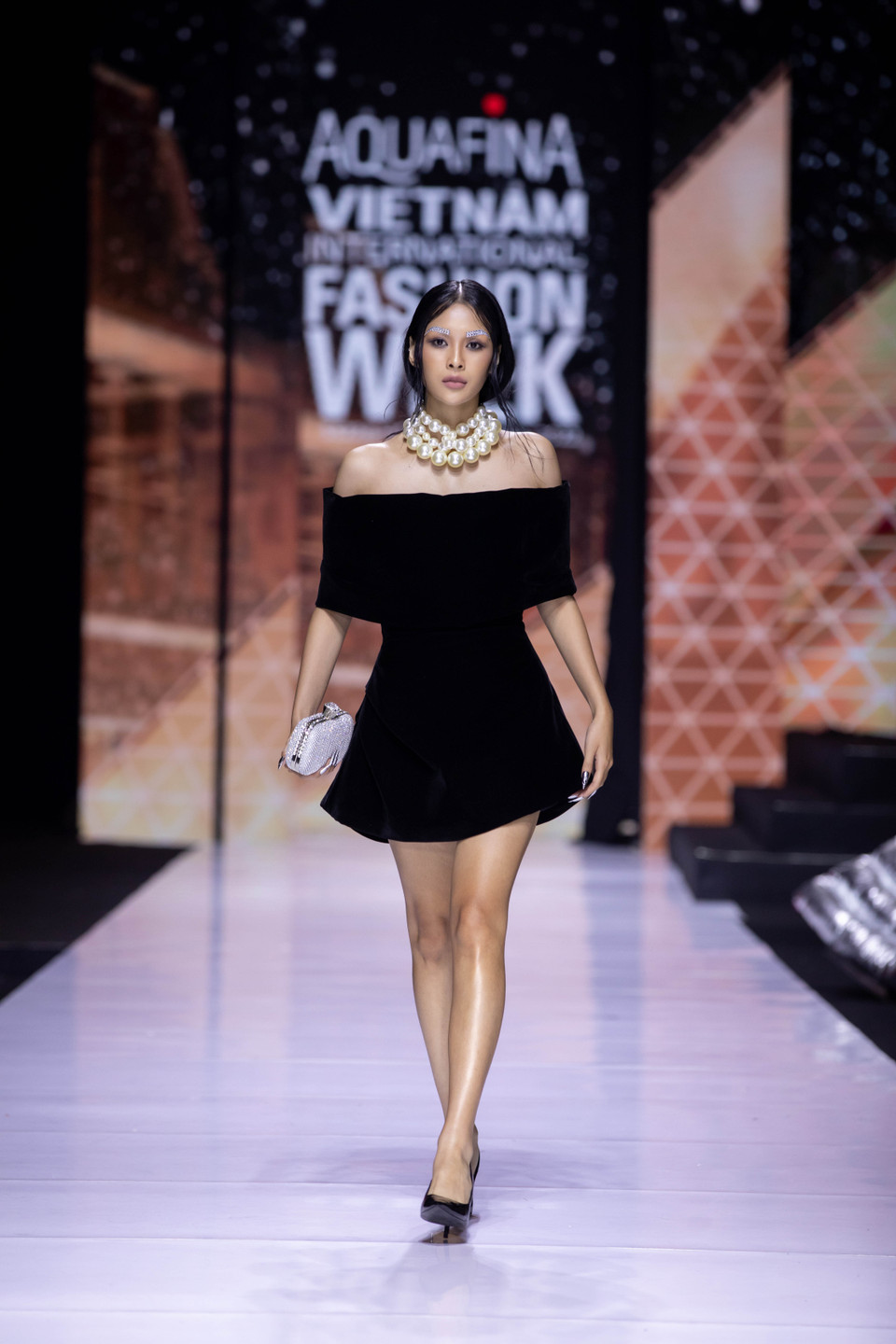 Thiết kế trong bộ sưu tập ‘Thị Mầu in Paris.’ (Ảnh: CTV/Vietnam+)