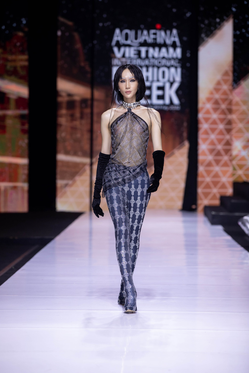 Thiết kế trong bộ sưu tập ‘Thị Mầu in Paris.’ (Ảnh: CTV/Vietnam+)