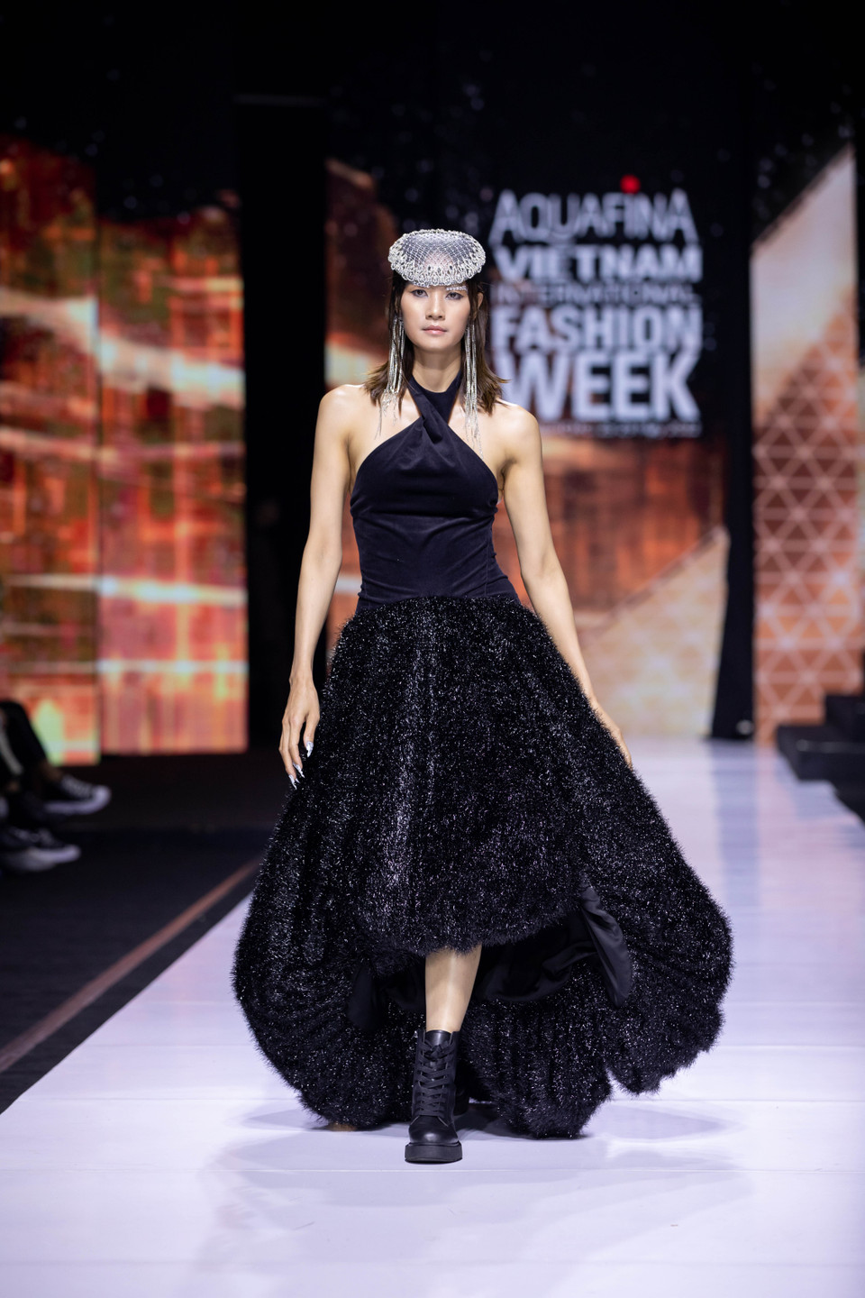 Thiết kế trong bộ sưu tập ‘Thị Mầu in Paris.’ (Ảnh: CTV/Vietnam+)