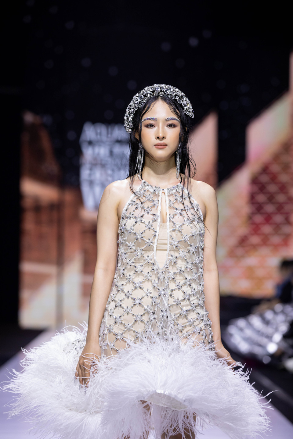 NTK Nguyễn Tiến Truyển đã mượn hình tượng Thị Mầu để khắc họa vẻ đẹp thế hệ người phụ nữ Việt Nam dám thể hiện cá tính, dám yêu, dám mạnh mẽ chống lại những gông xiềng, bó buộc bởi những định kiến xưa cũ. (Ảnh: CTV/Vietnam+)