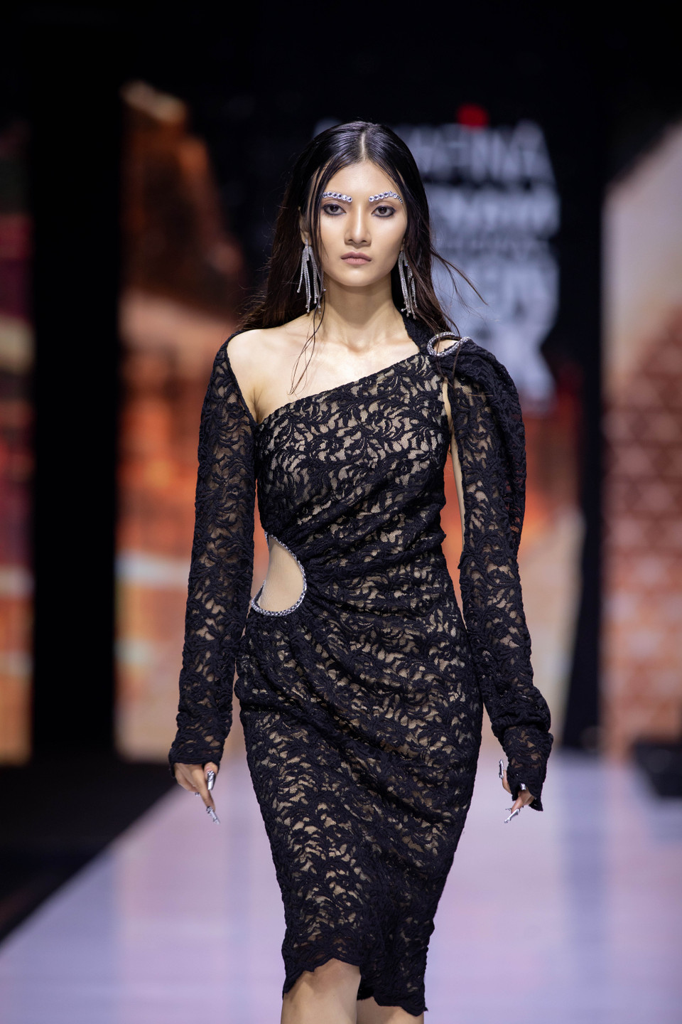 Thiết kế trong bộ sưu tập ‘Thị Mầu in Paris.’ (Ảnh: CTV/Vietnam+)