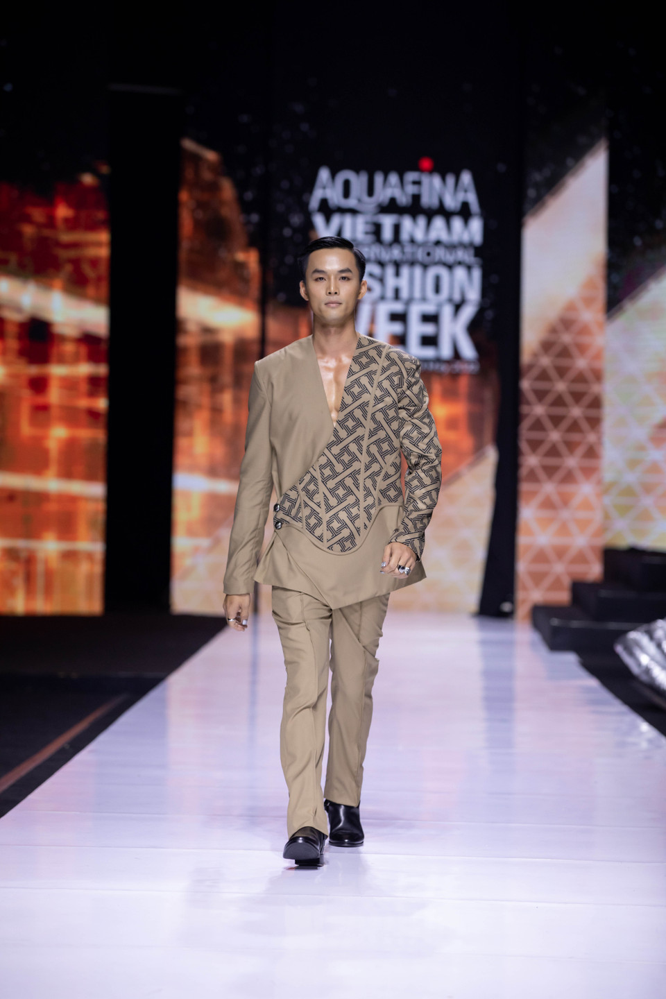 Thiết kế trong bộ sưu tập ‘Thị Mầu in Paris.’ (Ảnh: CTV/Vietnam+)