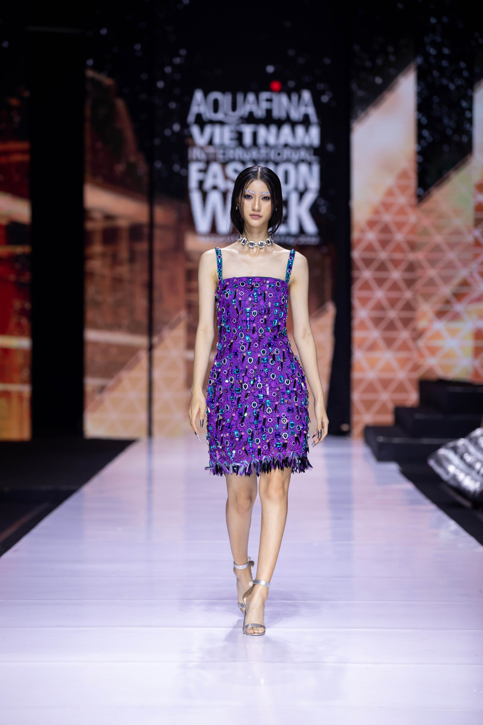 Thiết kế trong bộ sưu tập ‘Thị Mầu in Paris.’ (Ảnh: CTV/Vietnam+)