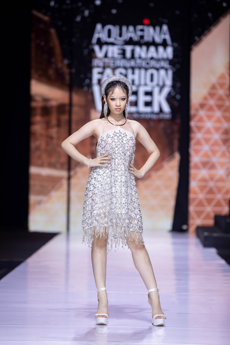 Nguyễn Tiến Truyển đã khéo léo khi mượn hình tượng Thị Mầu đặc trưng của nền văn học dân gian Việt Nam nhằm thể hiện những khát khao ‘lột xác’ cùng với chuyến du ngoạn đến kinh đô thời trang Paris hoa lệ, từ đó tôn vinh khát vọng dám yêu, dám mạnh mẽ thoát khỏi những bó buộc chế độ cũ của người phụ nữ Việt Nam. (Ảnh: CTV/Vietnam+)