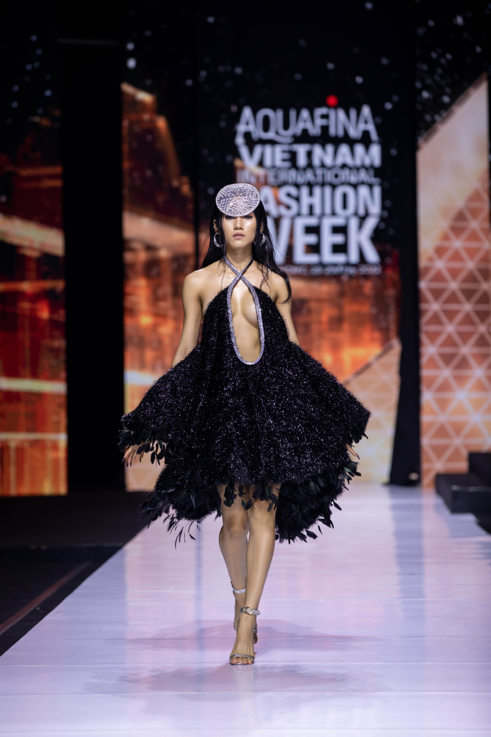 Thiết kế trong bộ sưu tập ‘Thị Mầu in Paris.’ (Ảnh: CTV/Vietnam+)