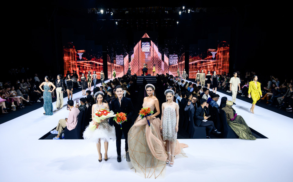 Với chất liệu thân thiện môi trường và lăng kính thời trang duy mỹ, Nguyễn Tiến Truyển đã thổi hồn qua bộ sưu tập ‘Thị Mầu in Paris’ cùng sự xuất hiện đầy bất ngờ của gương mặt mở màn Hoa hậu Trương Hồ Phương Nga và ‘nàng thơ’ vedette, siêu mẫu Võ Hoàng Yến. (Ảnh: CTV/Vietnam+)