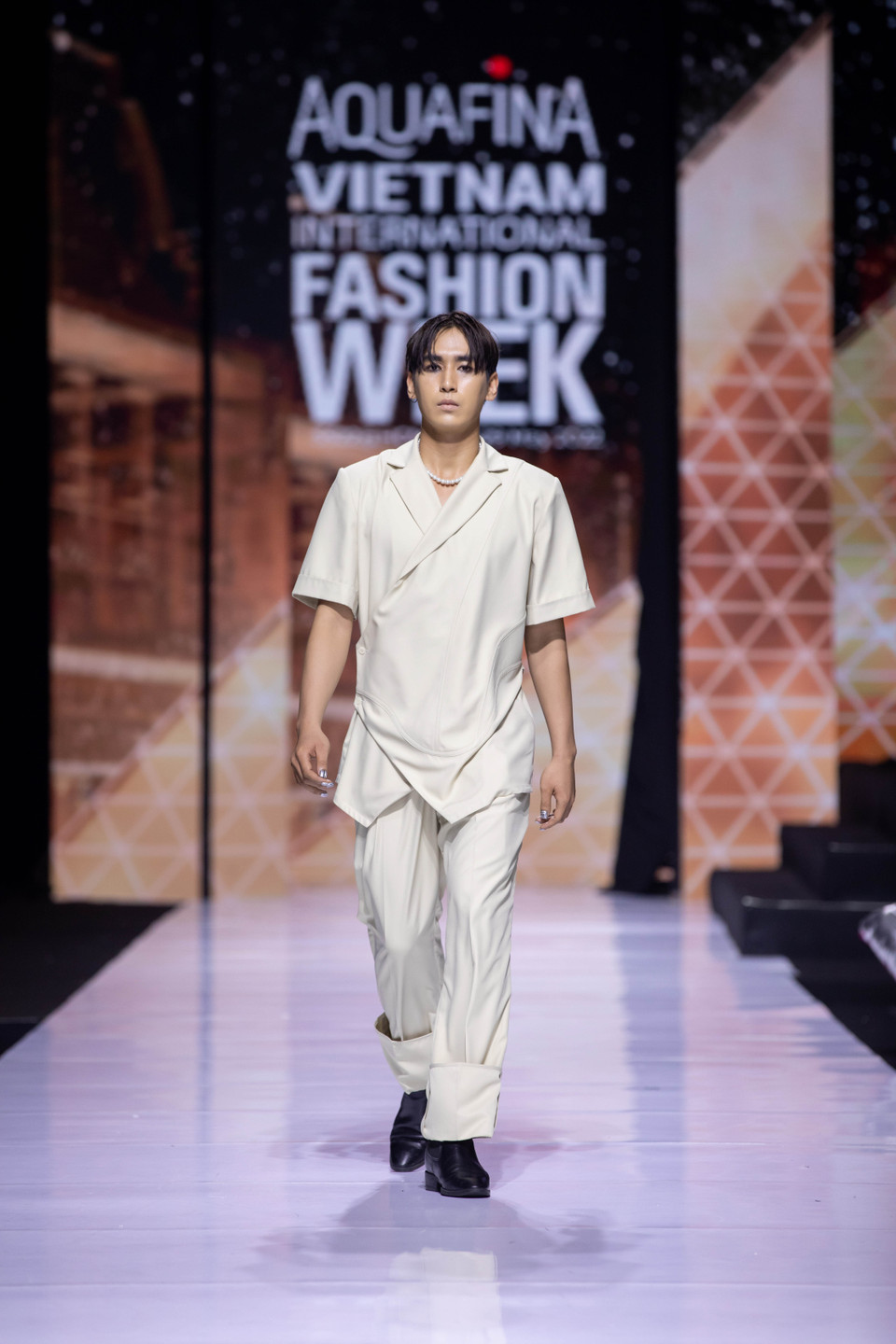 Điểm đặc biệt trong bộ sưu tập lần này chính là việc nhà thiết kế kết hợp sử dụng nguồn 'nguyên liệu xanh.' (Ảnh: CTV/Vietnam+)