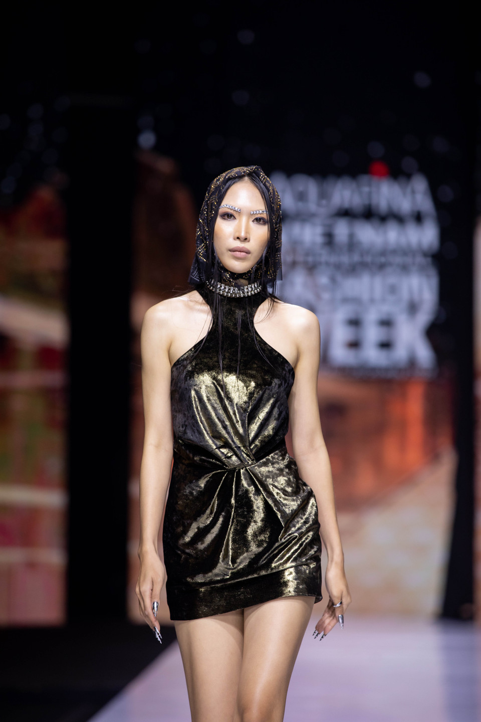 Thiết kế trong bộ sưu tập ‘Thị Mầu in Paris.’ (Ảnh: CTV/Vietnam+)