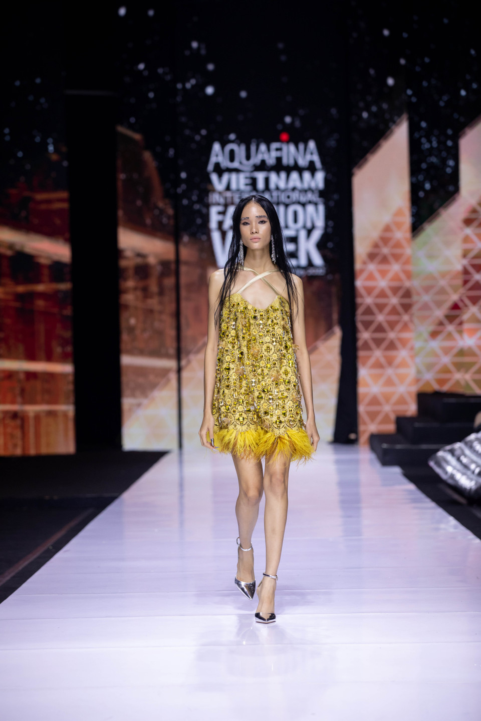 Thiết kế trong bộ sưu tập ‘Thị Mầu in Paris.’ (Ảnh: CTV/Vietnam+)