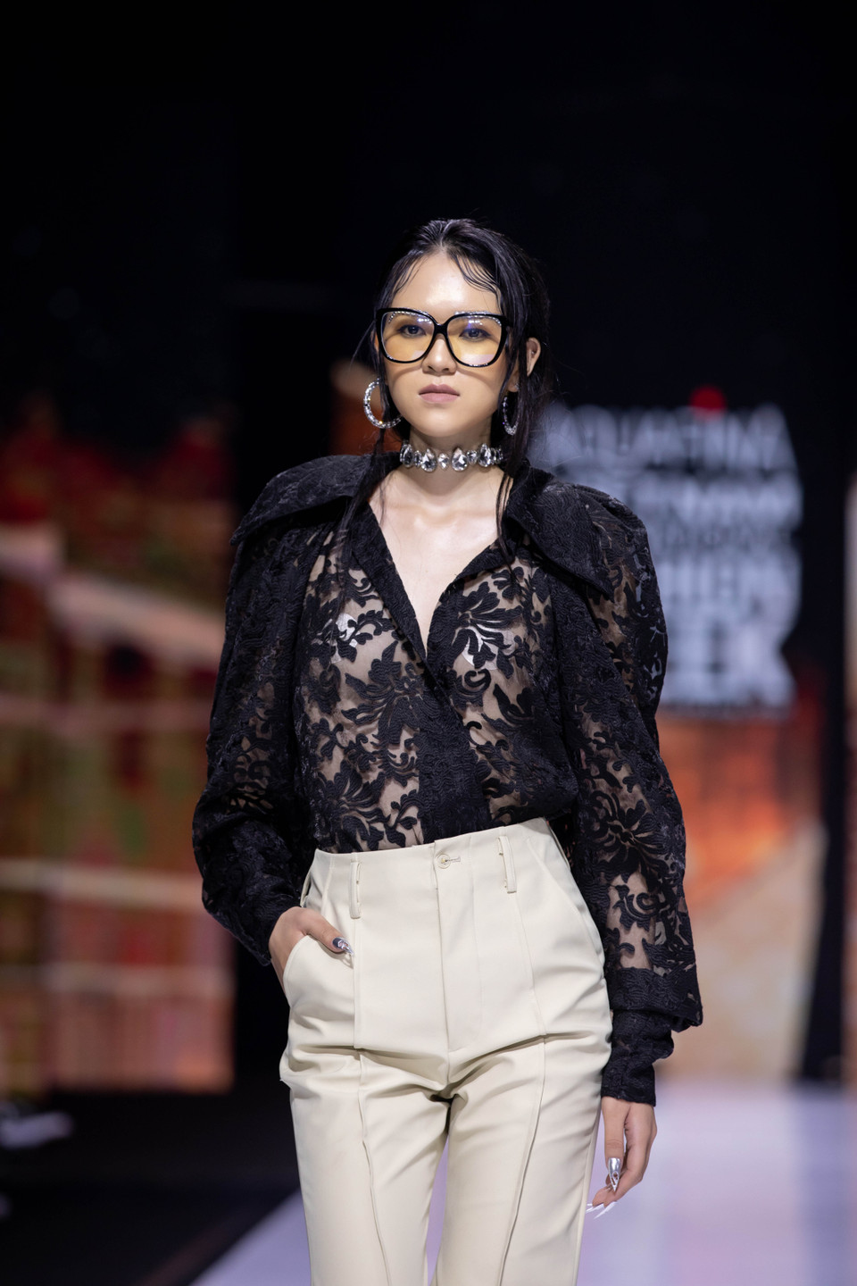 Bên cạnh đó, những chất liệu ren, ren kim, nhung, nhung tăm... đính đá và lông vũ cũng được Nguyễn Tiến Truyển đưa vào nhằm thể hiện những khía cạnh nữ tính và giá trị cốt lõi của người phụ nữ. (Ảnh: CTV/Vietnam+)