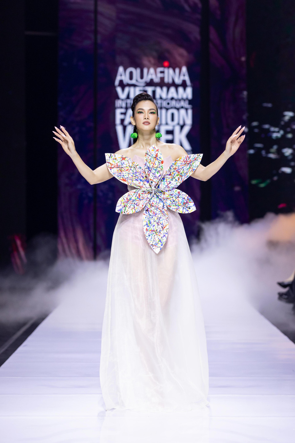 Siêu mẫu Anh Thư khép lại show diễn khiến ai nấy cũng phải trầm trồ khi khoác lên chiếc đầm dáng quây màu hồng với điểm nhấn là bông hoa trắng được phối màu đầy phá cách. (Ảnh: CTV/Vietnam+)