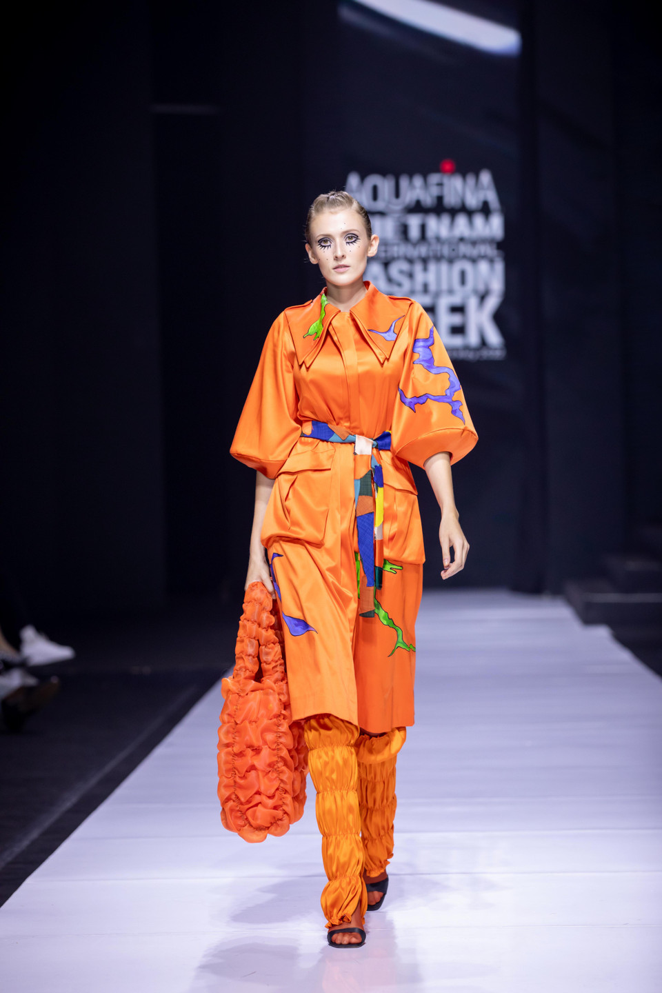 Bộ sưu tập ‘Hidden Gem’ (Ngọc quý trong đá) là những thiết kế thời trang kết hợp hội họa đầy tinh tế. (Ảnh: CTV/Vietnam+)