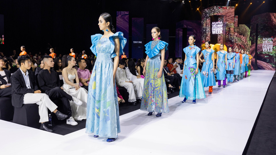 Thiết kế trong bộ sưu tập ‘Hidden Gem’ (Ngọc quý trong đá) của Tiny Ink by Hoàng Quyên. (Ảnh: CTV/Vietnam+)