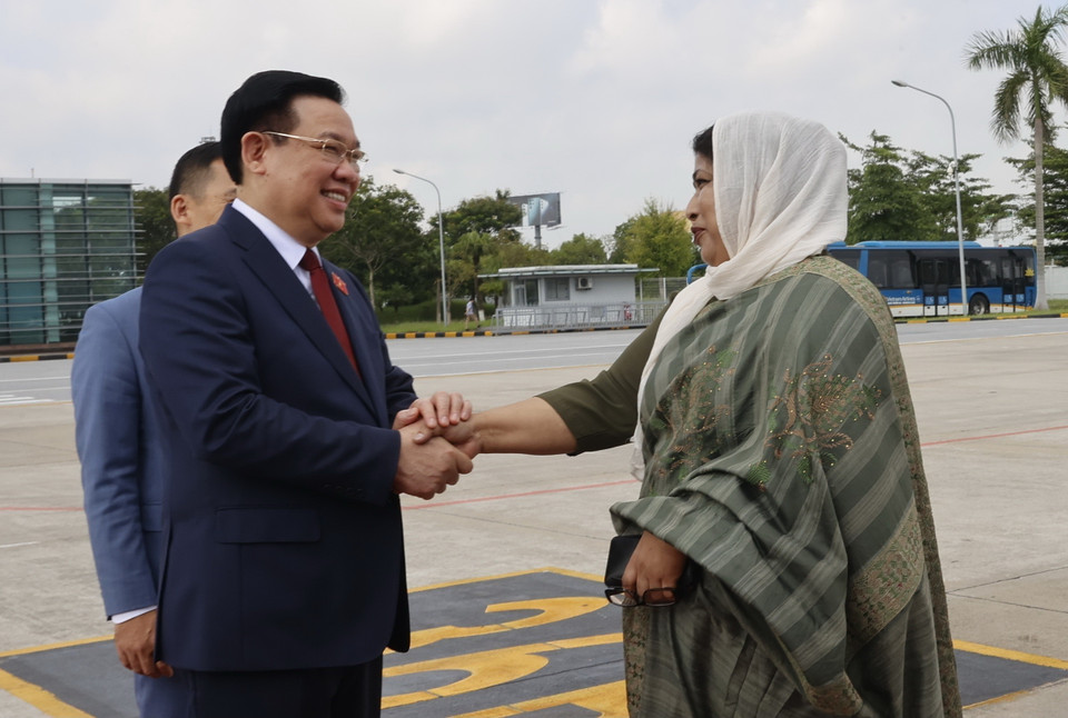 Đại diện Đại sứ quán Cộng hòa Nhân dân Bangladesh tiễn Chủ tịch Quốc hội Vương Đình Huệ tại Sân bay Quốc tế Nội Bài. (Ảnh: Doãn Tấn/TTXVN)