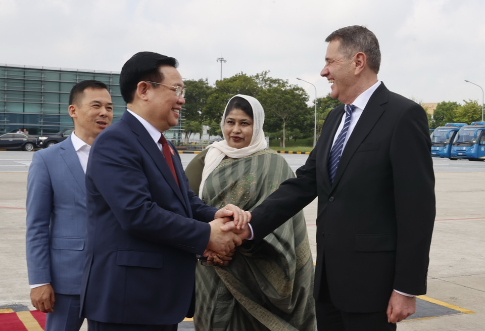 Đại diện Đại sứ quán Cộng hòa Bulgaria và Cộng hòa Nhân dân Bangladesh tiễn Chủ tịch Quốc hội Vương Đình Huệ tại Sân bay Quốc tế Nội Bài. (Ảnh: Doãn Tấn/TTXVN)