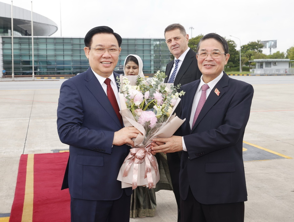 Phó Chủ tịch Quốc hội Nguyễn Đức Hải cùng đại diện Đại sứ quán Cộng hòa Nhân dân Bangladesh và Cộng hòa Bulgaria tiễn Chủ tịch Quốc hội Vương Đình Huệ tại Sân bay Quốc tế Nội Bài. (Ảnh: Doãn Tấn/TTXVN)