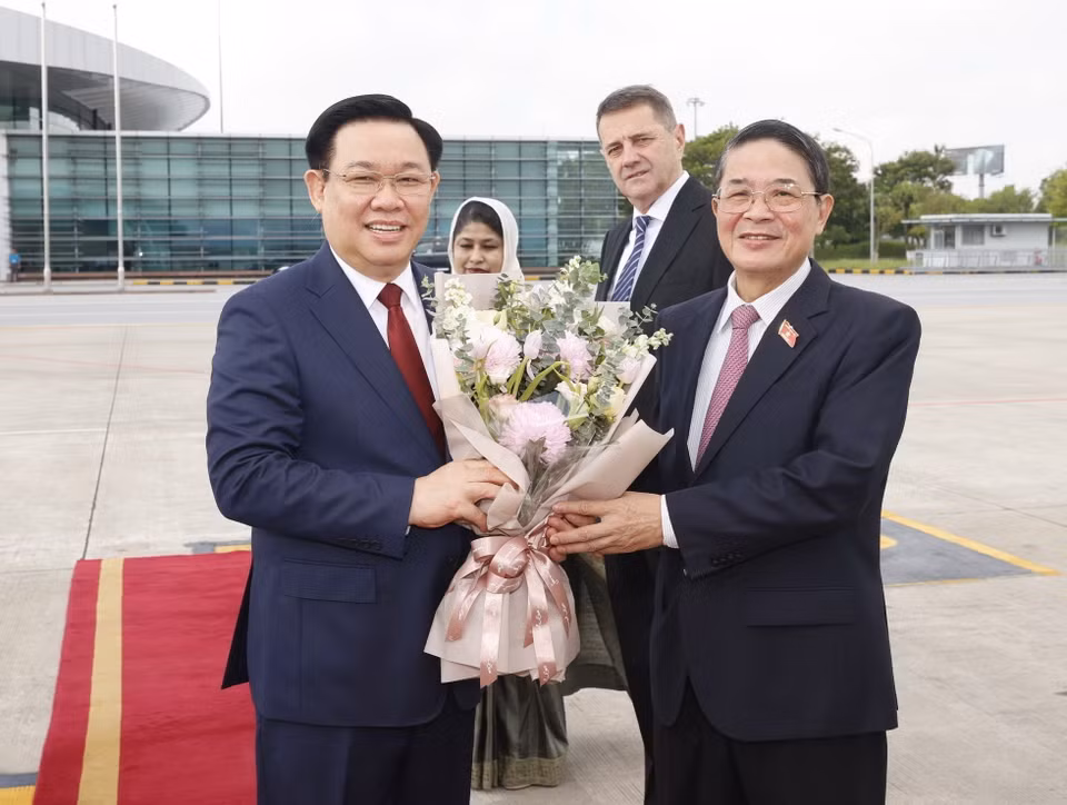 Phó Chủ tịch Quốc hội Nguyễn Đức Hải cùng đại diện Đại sứ quán Cộng hòa Nhân dân Bangladesh và Cộng hòa Bulgaria tiễn Chủ tịch Quốc hội Vương Đình Huệ tại Sân bay Quốc tế Nội Bài. (Ảnh: Doãn Tấn/TTXVN)