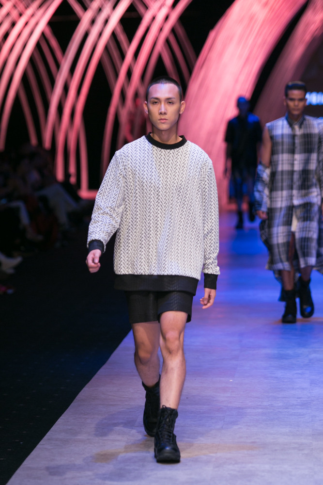 Các người mẫu của Lý Giám Tiền trình diễn theo từng tốp, bước đi nhiều hơn một lần trên sàn diễn. (Ảnh: BTC)