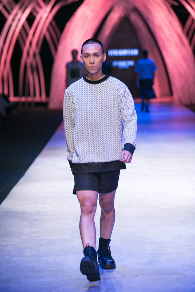 Trong bộ sưu tập, Lý Giám Tiền sử dụng các tông màu lạnh như đen, xám, vàng ánh kim. (Ảnh: BTC)