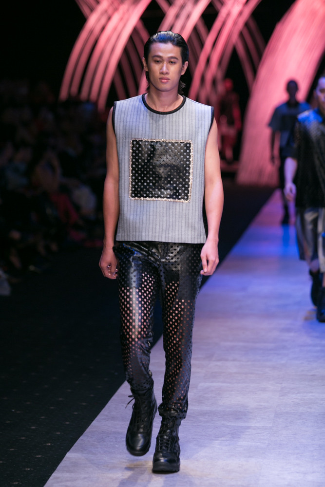 22 thiết kế trong bộ sưu tập đều đi theo phong cách unisex với màn trình diễn xen kẽ của các người mẫu nam và nữ. (Ảnh: BTC)