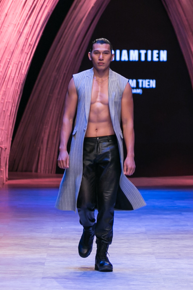 Các thiết kế lấy cảm hứng từ những bộ đồng phục công sở. (Ảnh: BTC)