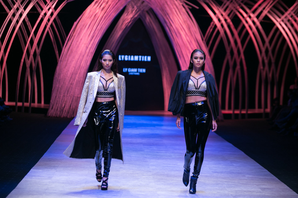 Tối qua (16/10), Lý Giám Tiền ra mắt bộ sưu tập 'Uniform,' lấy cảm hứng từ những bộ đồng phục công sở. (Ảnh: BTC)