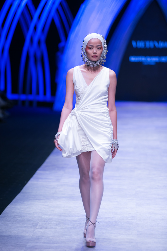 Nhà thiết kế trẻ này từng học thiết kế thời trang tại Pháp và đã trình diễn lại Tuần lễ thời trang London. (Ảnh: BTC)