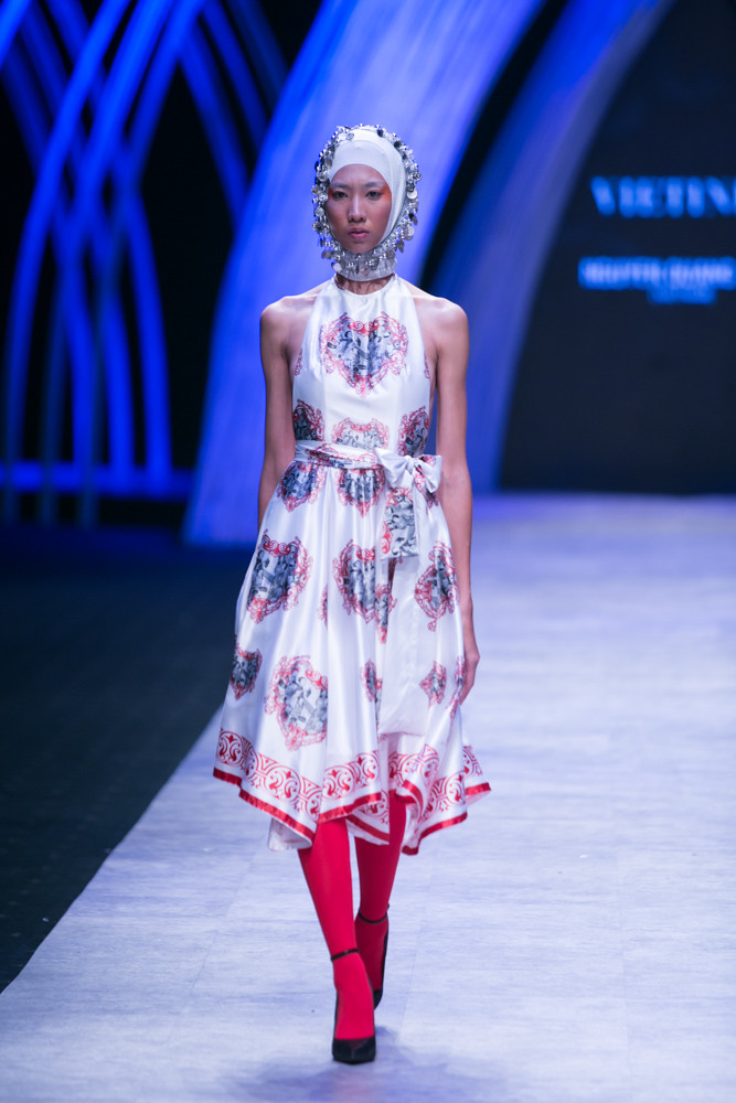 Xuyên suốt bộ sưu tập, nhà thiết kế sử dụng hai tông màu đỏ, trắng làm chủ đạo. (Ảnh: BTC)