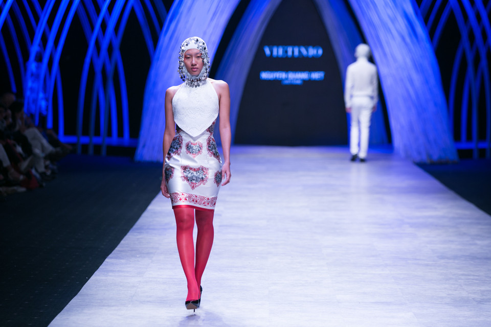 Trên nền nhạc Que Sera Sera nổi tiếng, 10 người mẫu mở màn phần trình diễn trong ánh sáng mập mờ. (Ảnh: BTC)