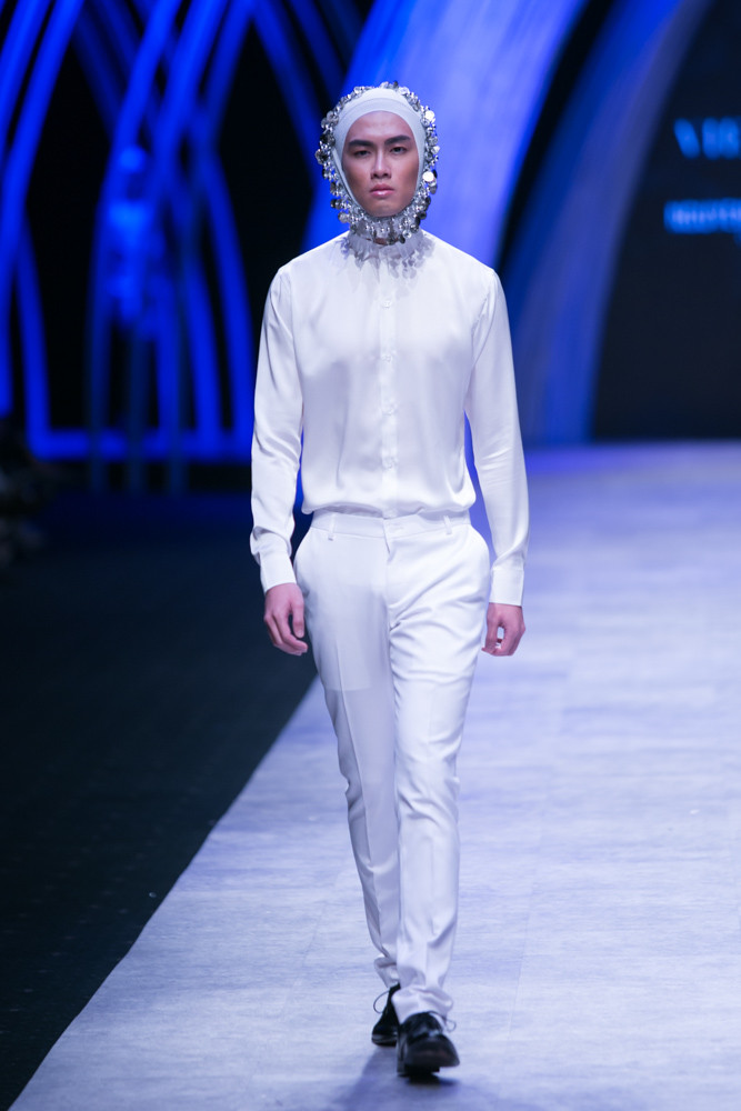 Mở màn bộ sưu tập, Quang Việt sử dụng ánh sáng xanh để cụ thể hóa những giấc mơ. (Ảnh: BTC)