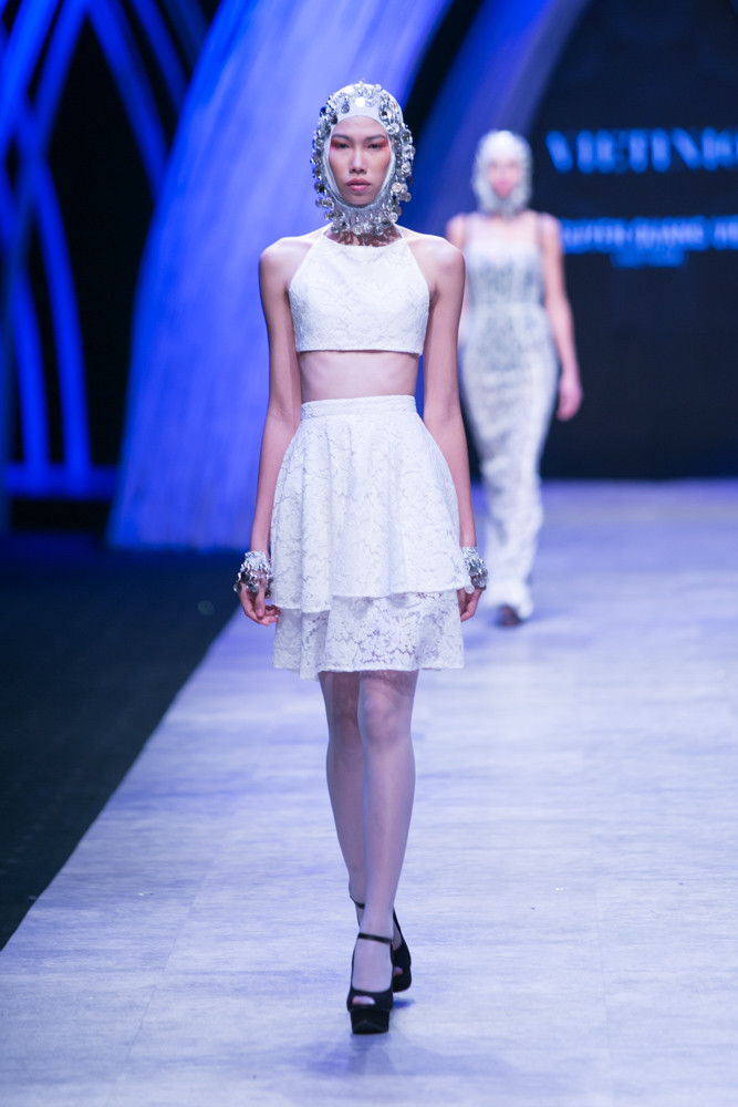 Tuy là lần đầu tiên trình làng bộ sưu tập tại Việt Nam, nhưng Quang Việt đã chứng tỏ khả năng am hiểu thị trường và đón đầu xu hướng khi cho ra mắt những thiết kế gần gũi, quen thuộc với giới mộ điệu Việt. (Ảnh: BTC)