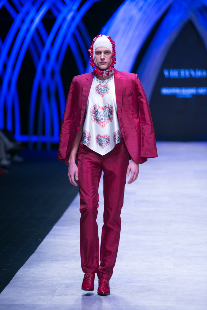 Áo yếm (bib) là điểm nhấn không thể bỏ qua trong các thiết kế, kể cả các ứng dụng dành cho nam giới. (Ảnh: BTC)