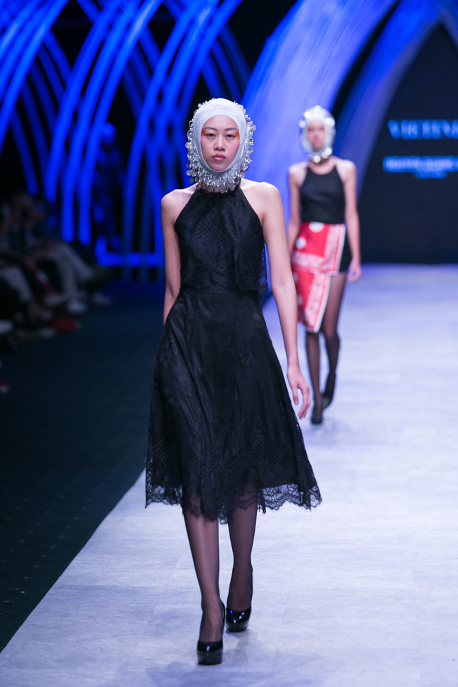 Xuyên suốt bộ sưu tập, yếm được anh cách tân với nhiều kích cỡ, hình dáng... (Ảnh: BTC)