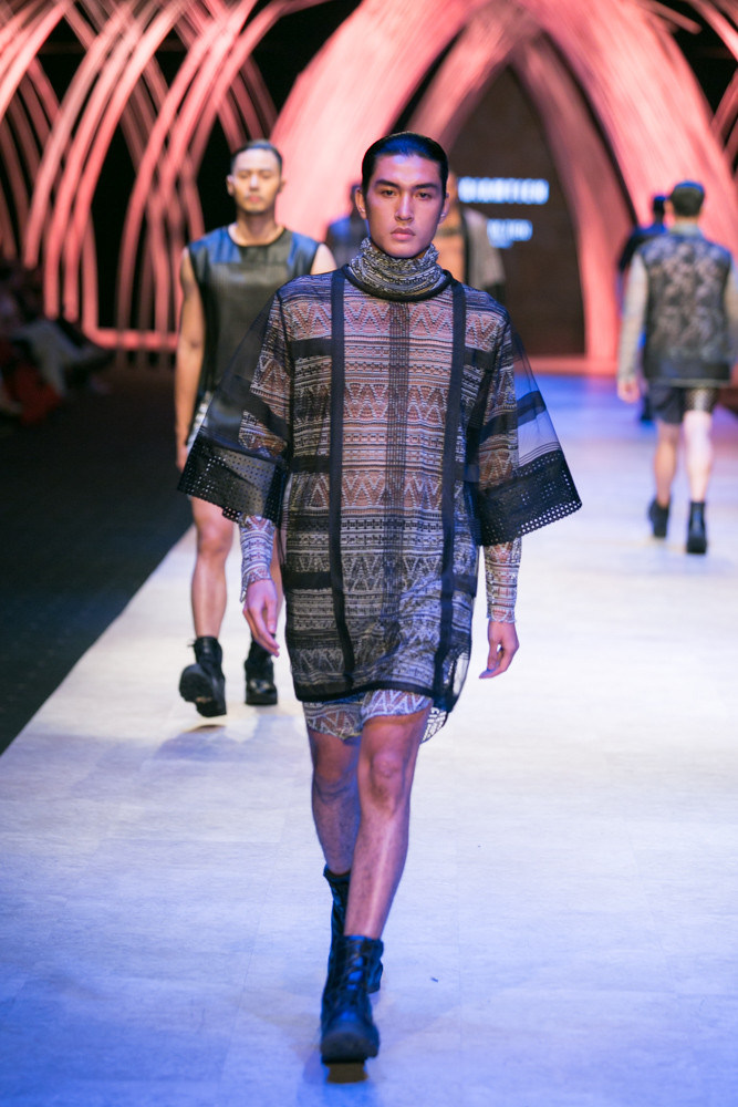 Để tạo điểm nhấn, Quán quân Project Runway chọn các đục lỗ hoa văn, cut out và diềm xếp nếp. (Ảnh: BTC)