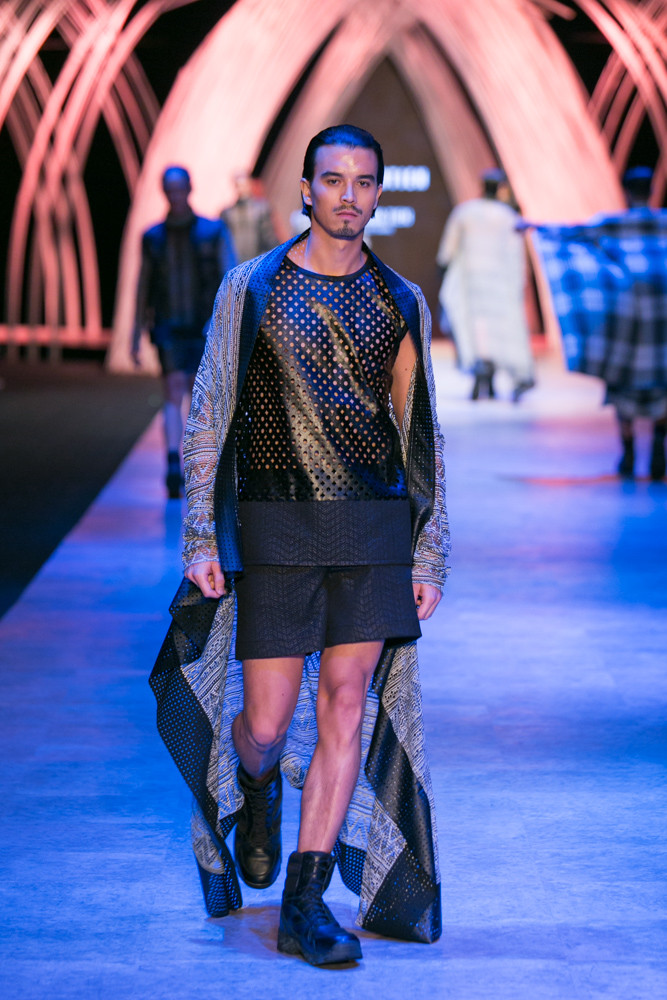 Vẻ đẹp tối giản hiện lên qua những đường cắt cúp tinh tế, phom dáng oversized để làm nổi bật tinh thần unisex phóng khoáng, ngang tàng. (Ảnh: BTC)