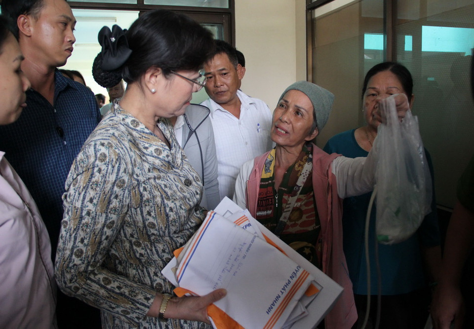 Bà Nguyễn Thị Quyết Tâm, Chủ tịch Hội đồng Nhân dân Thành phố Hồ Chí Minh tiếp nhận phản ánh của người dân Thủ Thiêm sau buổi gặp gỡ. (Ảnh: Xuân Dự/TTXVN)