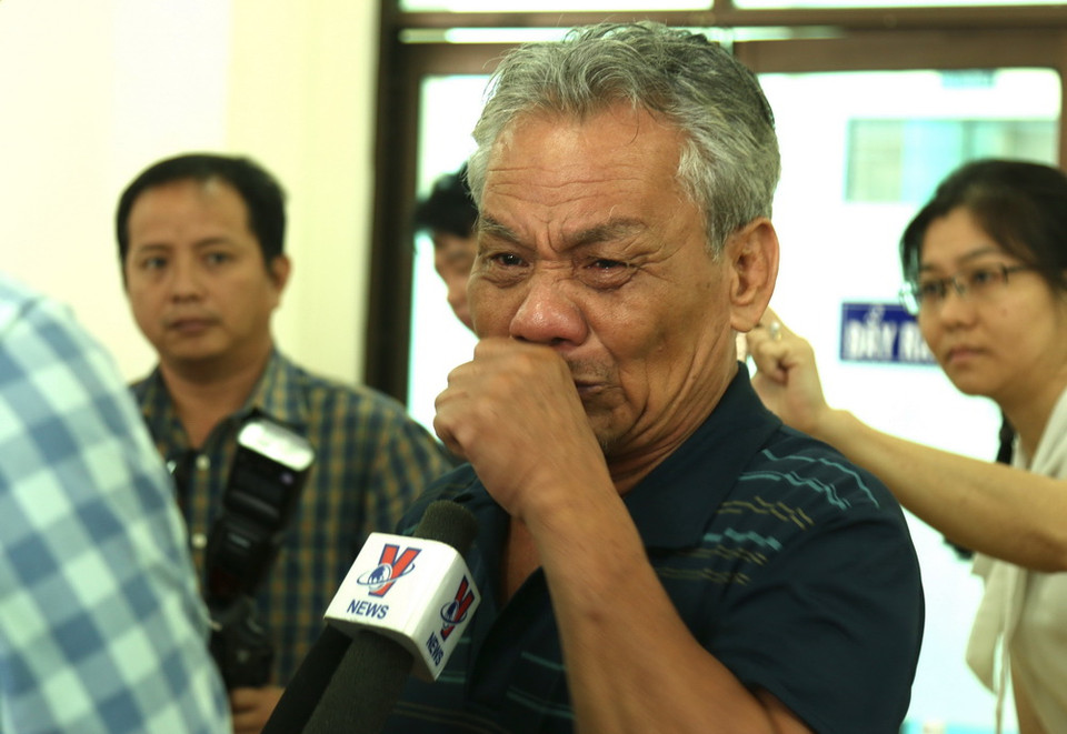 Ông Nguyễn Văn Thạch nghẹn ngào kể về việc thu hồi đất sai quy định. (Ảnh: Trần Xuân Tình/TTXVN)