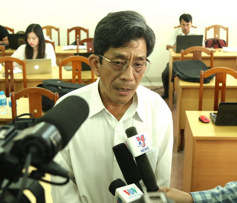 Ông Lê Văn Lung, người có đất bị thu hồi sai bày tỏ quan điểm tại buổi tiếp dân. (Ảnh: Trần Xuân Tình/TTXVN)