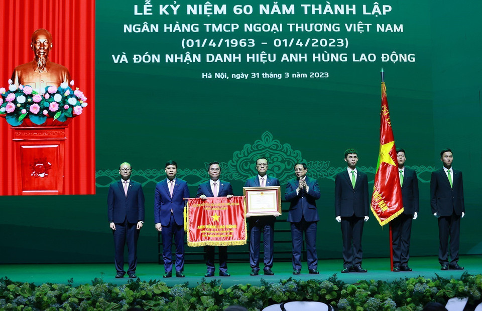 Thủ tướng Phạm Minh Chính trao Danh hiệu Anh hùng Lao động cho Ngân hàng thương mại cổ phần Ngoại thương Việt Nam. (Ảnh: Dương Giang/TTXVN)
