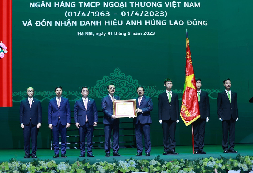 Thủ tướng Phạm Minh Chính trao Danh hiệu Anh hùng Lao động cho Ngân hàng thương mại cổ phần Ngoại thương Việt Nam. (Ảnh: Dương Giang/TTXVN)