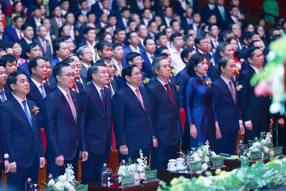 Thủ tướng Phạm Minh Chính và các đại biểu dự Lễ kỷ niệm 60 năm thành lập Ngân hàng thương mại cổ phần Ngoại thương Việt Nam. (Ảnh: Dương Giang/TTXVN)